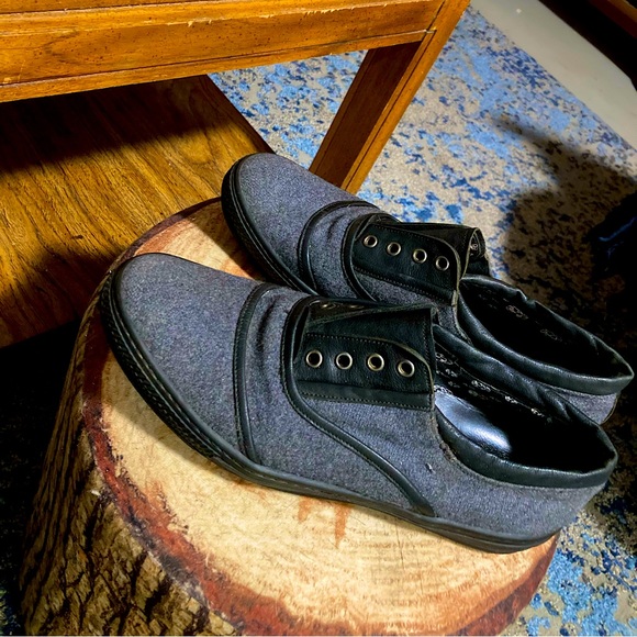 Alexander McQueen grey wool/black leather, lace less slip on deck shoes. - Picture 4 of 8